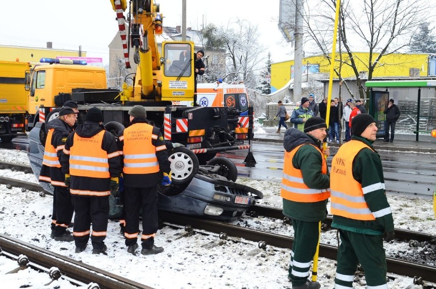 Wypadek w Poznaniu - Samochód dachował na torowisku