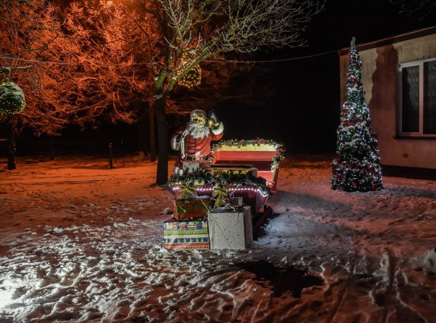 Gm. Kaźmierz. Gwiazdor na saniach zawitał do Gorszewic! Pomysłowa dekoracja świąteczna stanęła przed świetlicą wiejską