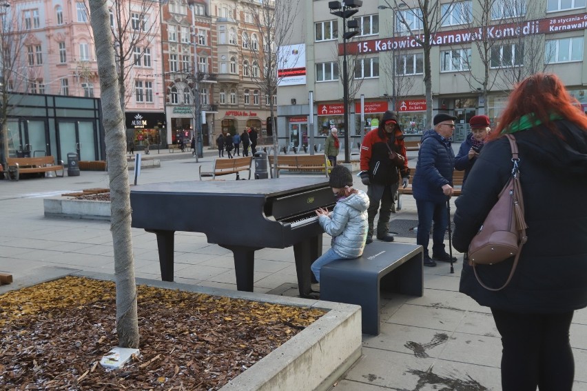 W instrumencie na ul. Stawowej złamano fragment obudowy, a w...