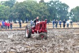 Festiwal Starych Ciągników Wilkowice 2022. Drugi dzień pod znakiem deszczu i błota, ale organizatorzy nie dali za wygraną ZDJĘCIA