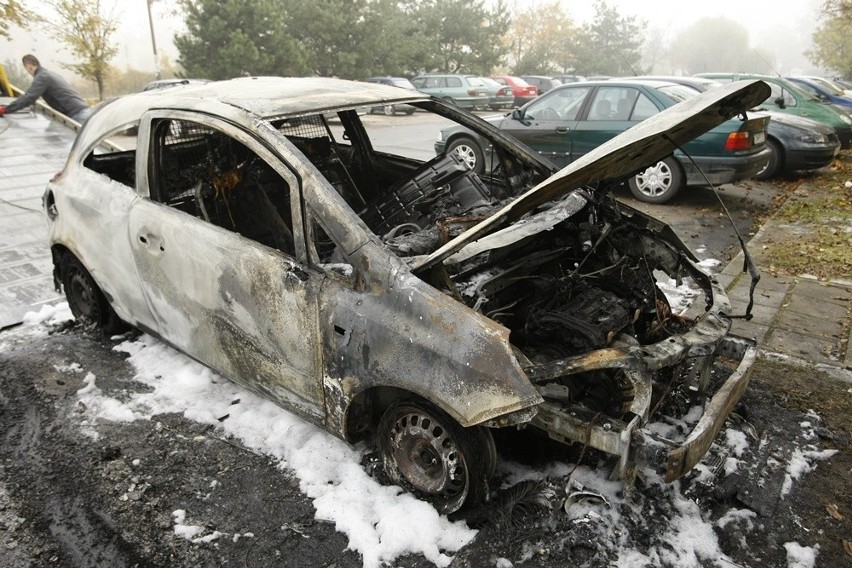 Siedem aut spłonęło w weekend na Psim Polu (ZDJĘCIA, FILM)