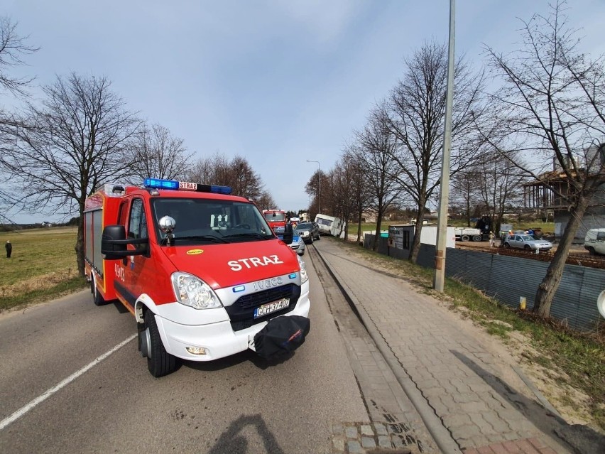 Tragedia w Czersku. Na 40-letnią kobietę, która szła chodnikiem wjechała przyczepa kempingowa