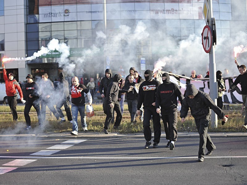 Przemarsz kibiców spod Centralu na stadion Widzewa.