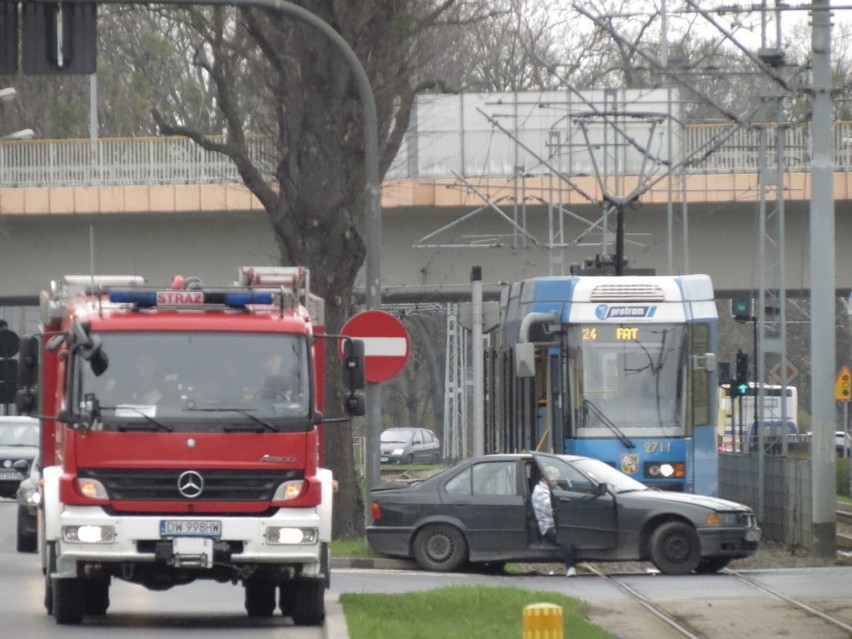 Wrocław: Zderzenie z tramwajem na ul. Osobowickiej (ZDJĘCIA)