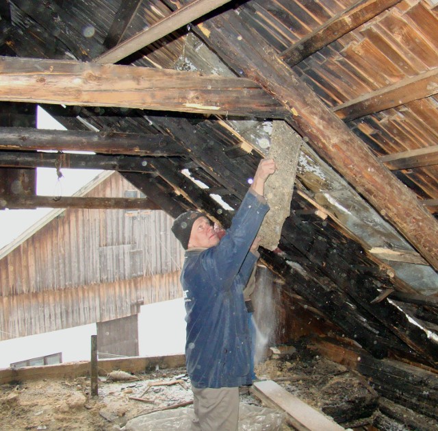 Leszek Faliński prowizorycznie łata dach po pożarze