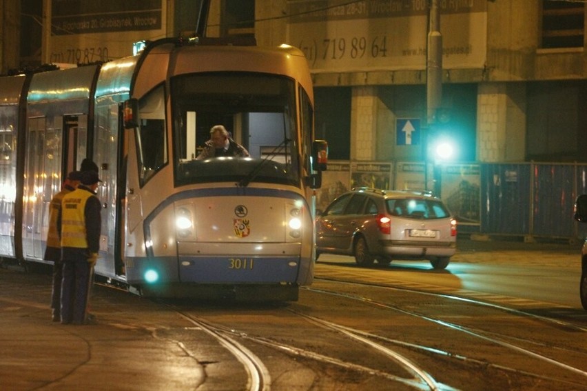 Kolejny tramwaj poza szynami. Skoda zablokowała ul. Drobnera (ZDJĘCIA, FILM)