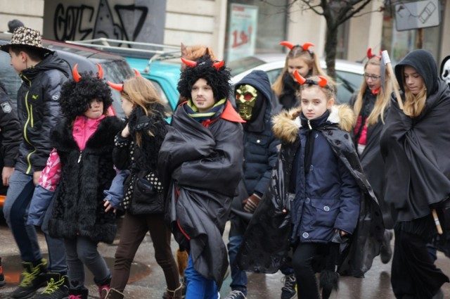 Zapusty Radomsko 2017. Barwny korowód na ulicach miasta i przedstawienie w MDK