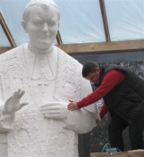Lęborski pomnik Jana Pawła II nabiera kształtów w odlewni. Odsłonięcie 18 maja