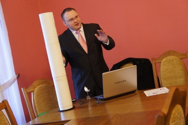 Wojciech Łapka zaprezentował filtr do tłumienia hałasu.