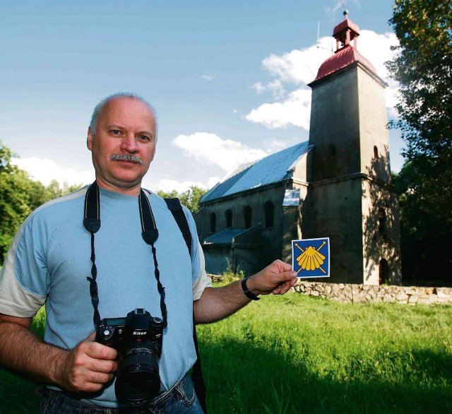 Dariusz Jurek na Wzgórzu św. Doroty w Będzinie. W ręku ma symbol Drogi św. Jakuba