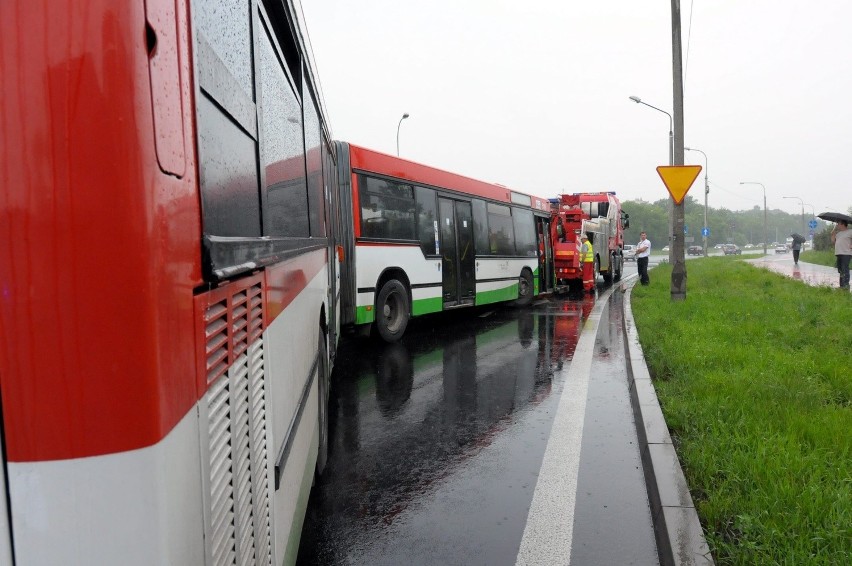 Ul. Krochmalna: Ciężarówka uderzyła w autobus