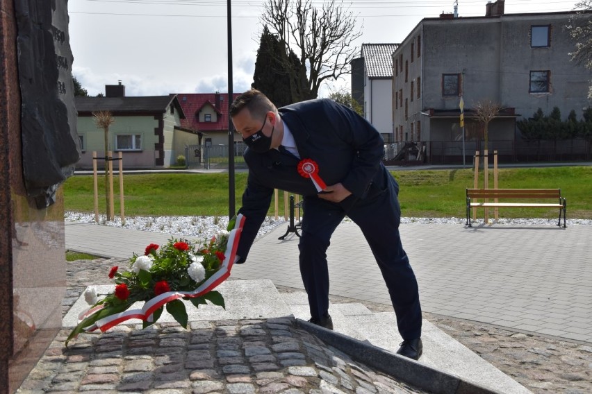  3 maja w Rumi. Złożono kwiaty pod pomnikiem  J. Wybickiego i H. Derdowskiego| ZDJĘCIA
