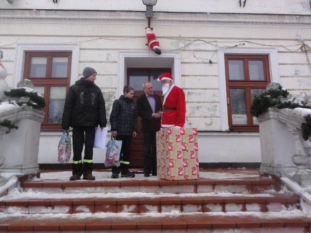 Mikołaj i strażacy z OSP Skrzelew w Domu Dziecka w Giżycach.