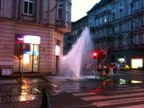 Poznań: Uszkodzony hydrant. Woda płynie Świętym Marcinem [ZOBACZ ZDJĘCIA]