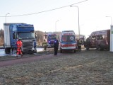 Wałbrzych: Na ul. Uczniowskiej TIR uderzył w busa. Kilka osób poszkodowanych