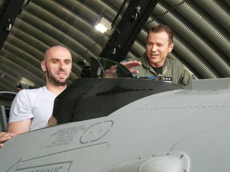 Marcin Gortat zasiadł za sterami F-16 w bazie w Łasku.