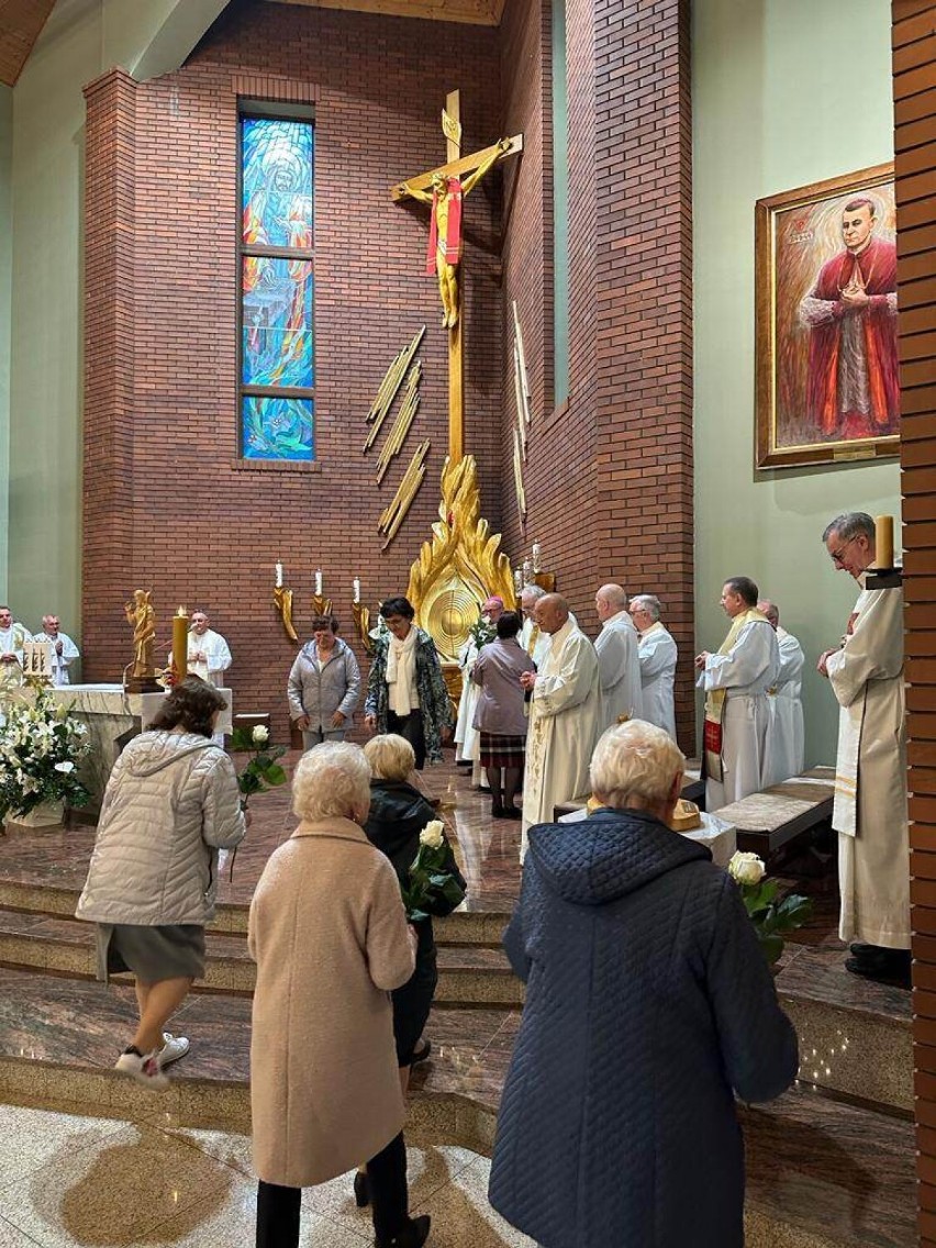 Wyjątkowa msza święta w parafii na śremskich Helenkach. Ksiądz proboszcz Andrzej Zieliński świętował 37. rocznicę święceń