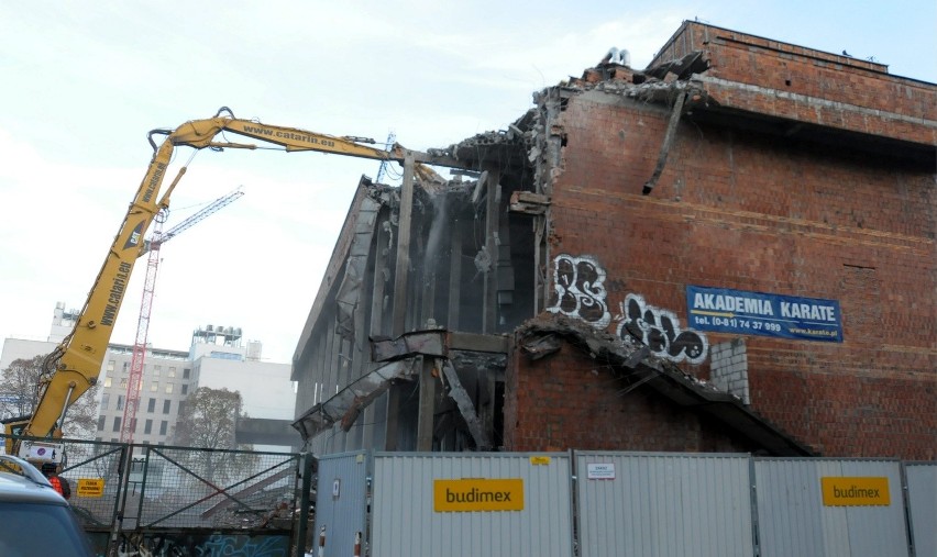 Rozpoczęło się częściowe wyburzanie Teatru w Budowie (ZDJĘCIA)