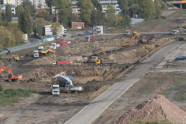 Z placu budowy Fabrycznego nadal wywożona jest ziemia