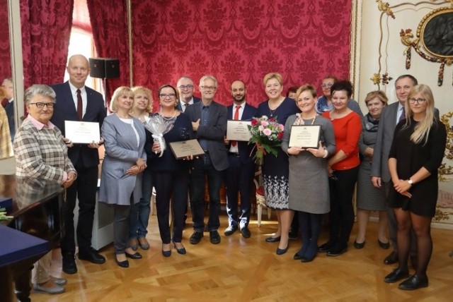 Nagrodzeni, przedstawiciele miasta, Okręgowej Izby Lekarskiej, Okręgowej Izby Pielęgniarek i Połóżnych w Domu Uphagena w Gdańsku