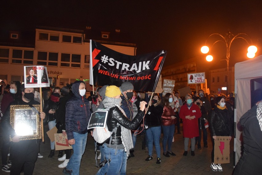 Strajk kobiet w Wieluniu. Tłumy ludzi przemaszerowały...