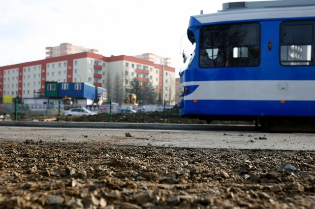 Tramwaj na Ruczaj przejeżdża przez plac budowy. Pasażerowie nie unikną spaceru w błocie