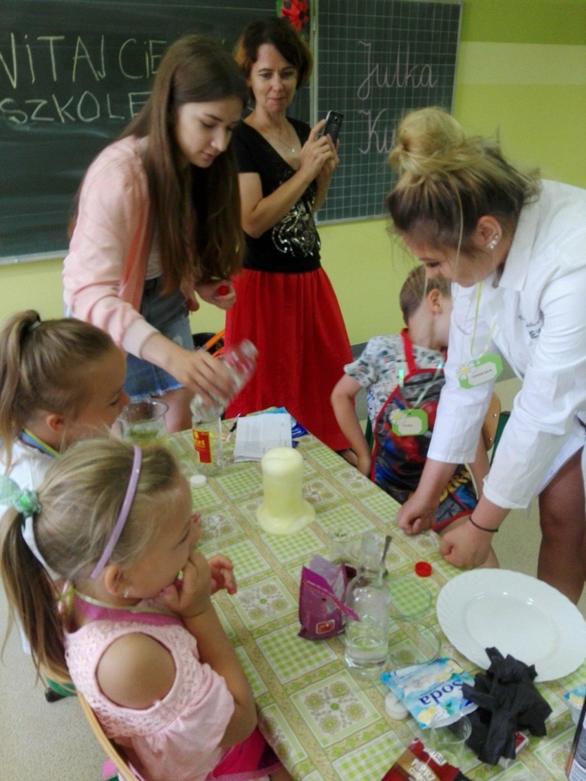Przedszkolaki z Pniew uczestniczyły w ciekawych warsztatach chemicznych