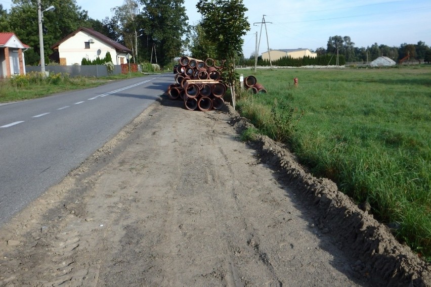 Rozpoczęła się budowa alejki między Guzewem a Gospodarzem w gminie Rzgów