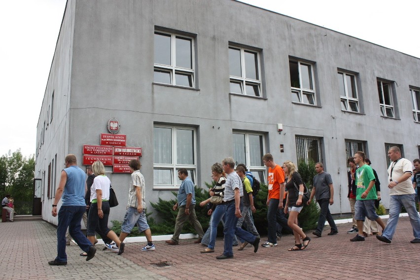Protest rodziców uczniów ze szkoły w Łazach. Okupowali budynek starostwa [ZDJĘCIA]