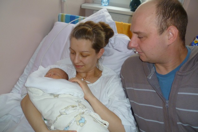 Pierwsza mieszkanka Chodzieży urodzona w 2011 roku &#8211; Halina i jej rodzice: Karolina i Łukasz Burzyńscy