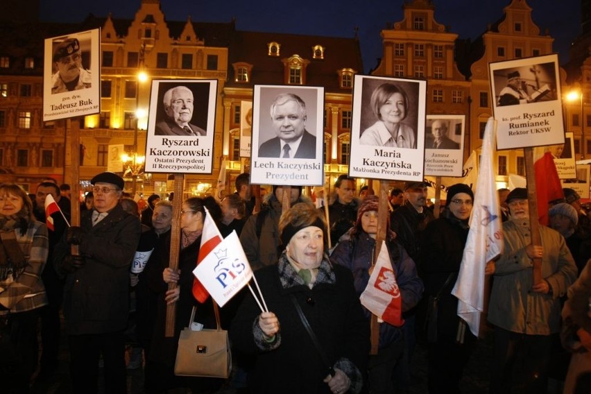 Obchody rocznicy katastrofy w Smoleńsku. Marsz Milczenia przeszedł przez Wrocław (ZDJĘCIA)