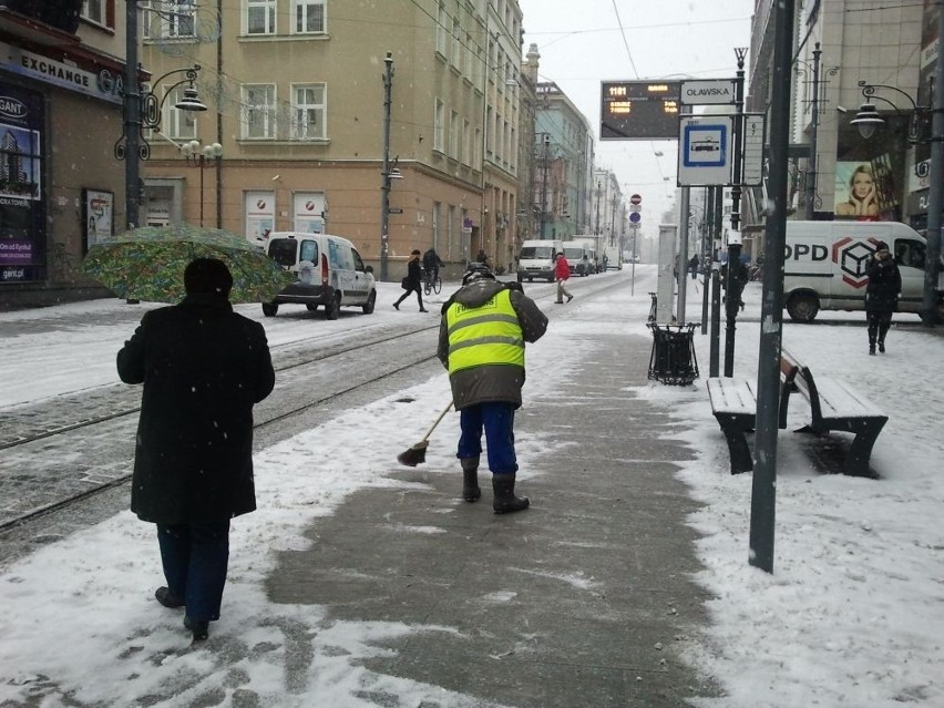 Zima we Wrocławiu: ciężkie pługi w Rynku. Wciąż będzie padać, czeka nas gołoledź (ZDJĘCIA)