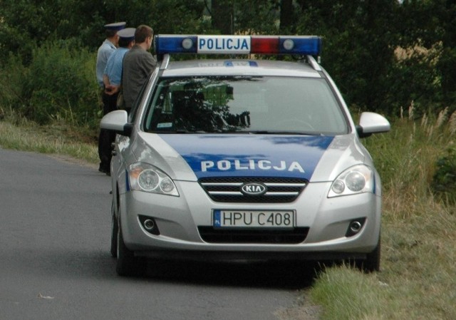 Ekshibicjonista grasuje w lasach i parkach, a policja nie może go złapać.