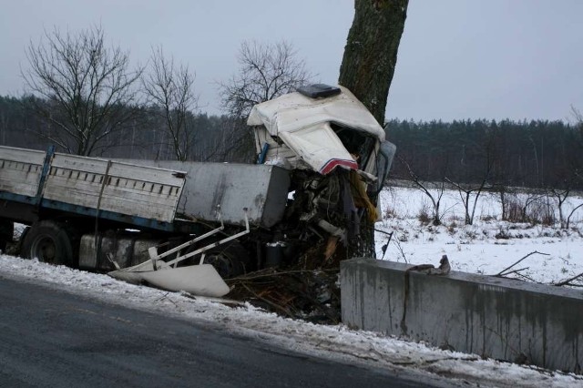 Kierowca tego tira jest w stanie ciężkim.