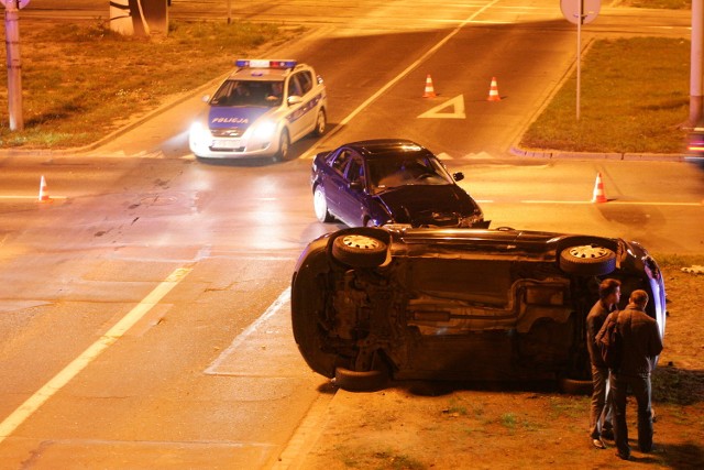 Wypadek dwóch aut na pl. Społecznym