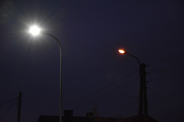 Parkowa Śrem. Na ulicy święcą się jednocześnie stare i nowe lampy | Śrem  Nasze Miasto