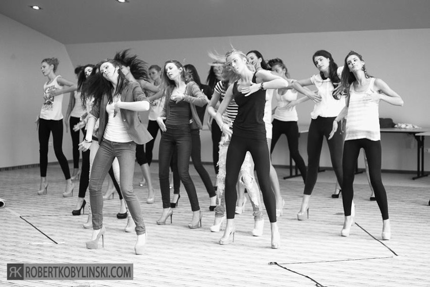 B&W Próby choreografii Miss Polski 2012 [autor: Robert...