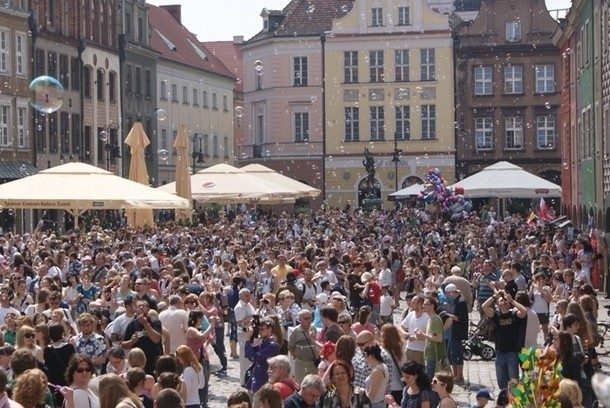 Poznań: Stary Rynek cały w bańkach [GALERIA ZDJĘĆ, FILM]