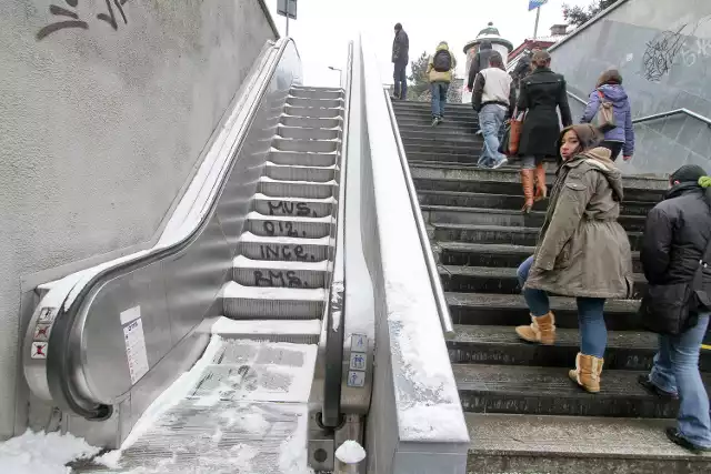 Mieszkańcy od lat płacą za naprawy (nie)ruchomych schodów i nie mają z tego pożytku