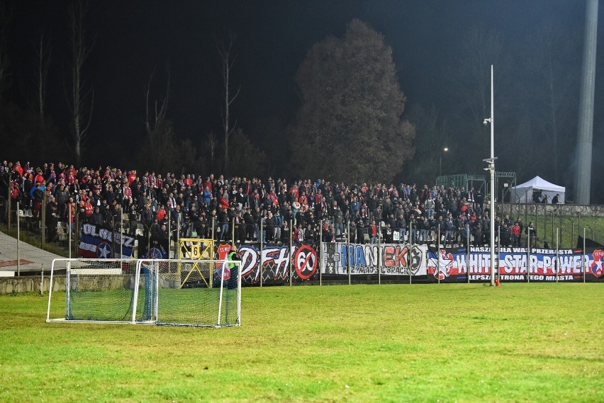 Wisła Kraków. Kibice dopingowali „Białą Gwiazdę” w Sosnowcu, ale nie wszyscy weszli na stadion… ZDJĘCIA