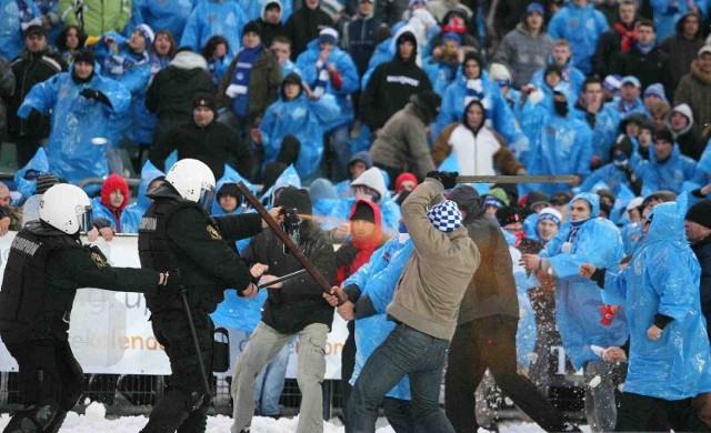 Podczas wielkich derbów na Stadionie Śląskim doszło do bójki chuliganów z policją