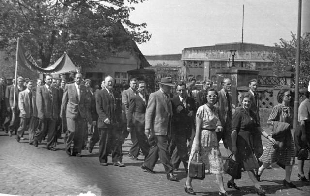 1 maja 1952 rok. Pracownicy nowosolskiej stoczni na ul. Wojska Polskiego. Prawdopodobnie autorem zdjęcia jest A. Łaruszkin