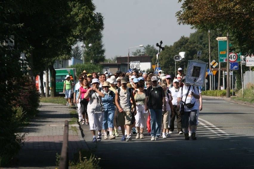 Cztery tysiące pielgrzymów z Rybnika jest już w drodze na Jasną Górę [ZDJĘCIA]