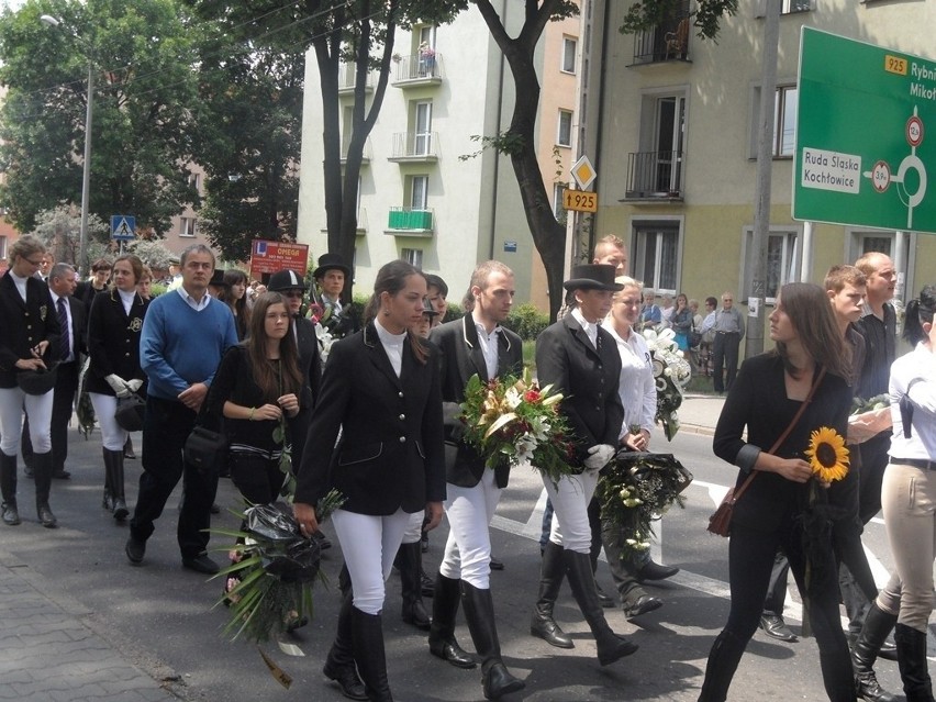 Po wypadku w Mikołowie: Tłumy rudzian pożegnały tragicznie zmarłą Kasię [ZDJĘCIA]