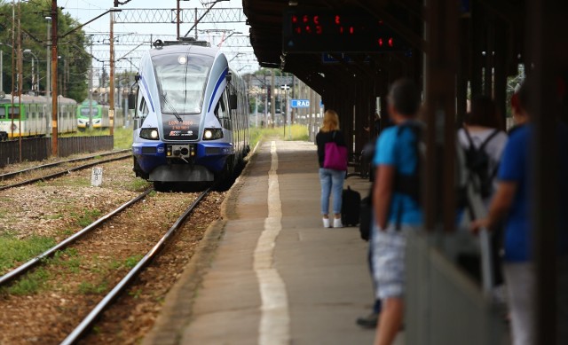 Od 13 grudnia pociągi PKP Intercity będą kursowały według nowych rozkładów jazdy. Radom ominą nowoczesne Flirty, które będą jeździły między Krakowem a Warszawą przez Kielce. Pociągi te pojadą bowiem przez Włoszczowę i Centralną Magistralę Kolejową.