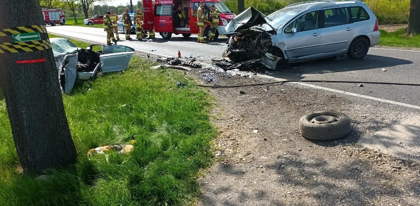 Czołowe zderzenie między Opalenica, a Wojnowicami. Lądował śmigłowiec LPR [ZDJĘCIA]