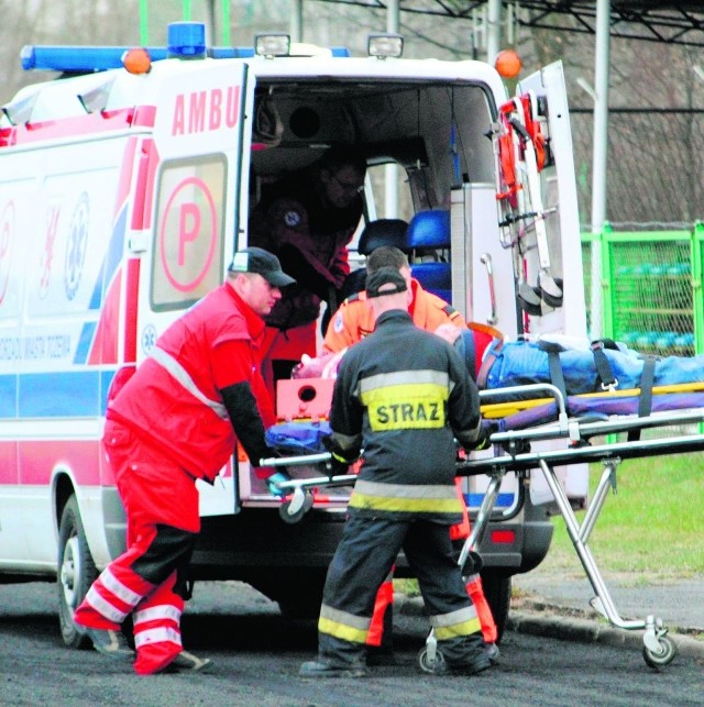 Poszkodowanego kibica opatrzono medycznie w karetce pogotowia przybyłej na stadion, a następnie śmigłowcem przetransportowano do Gdańska