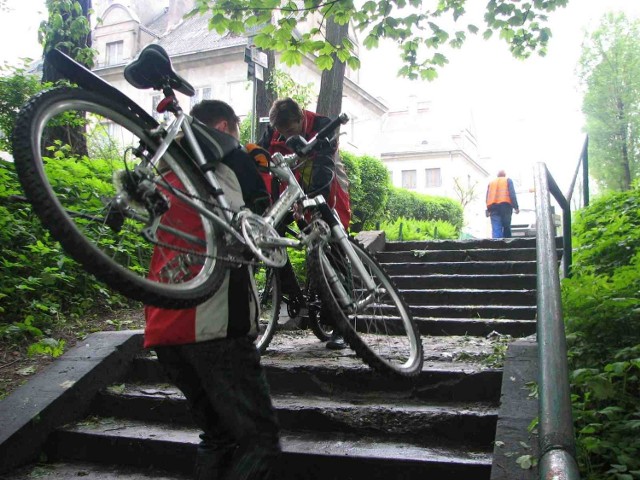 Te schody są częścią czeladzkiej trasy rowerowej