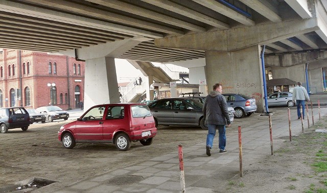 Zwłoki Urszuli M. znaleziono w aucie stojącym na tym parkingu przy skierniewickim dworcu