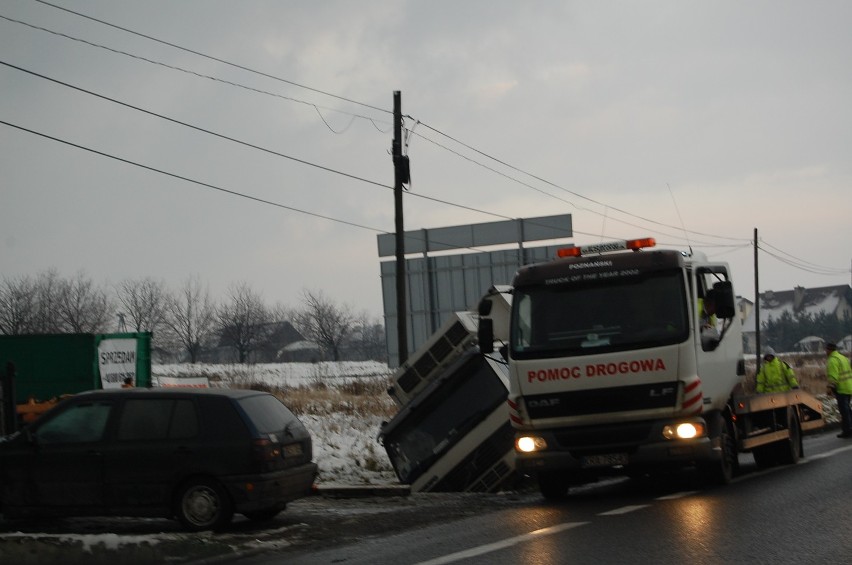 Wypadek w Białym Kościele: tir wylądował w rowie [ZDJĘCIA]